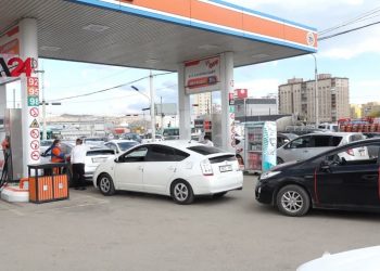 កង្វះប្រេងឥន្ធនៈនៅម៉ុងហ្គោលីបង្កឱ្យរថយន្តជាច្រើនបន្តកន្ទុយគ្នានៅស្ថានីយ៍ប្រេងឥន្ធនៈ