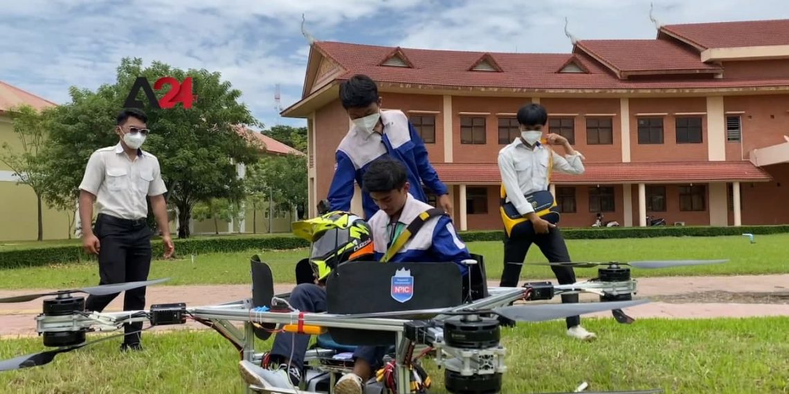 និស្សិតខ្មែរផលិតរថយន្តហោះដ្រូនដែលមនុស្សអាចជិះបាន