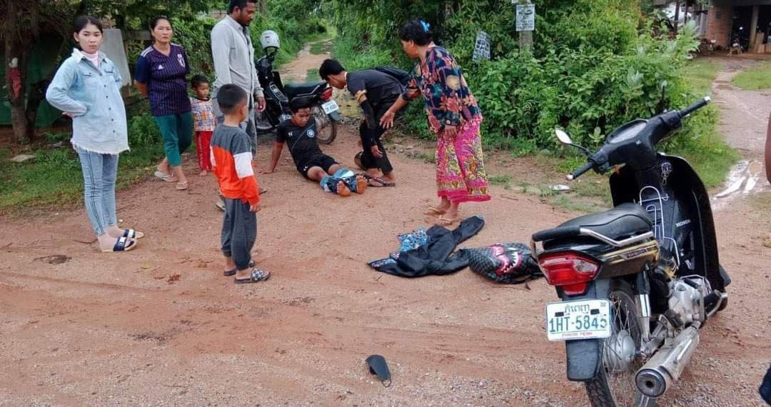 ម៉ែឪឱ្យលុយមករៀនតែមិនខំទេ! បែរប្រមូលគ្នាដេញកាប់ផ្អើលភូមិបង្អួតខ្លួនជាអ្នកខ្លាំង! សាហាវមែន កាប់គ្នាស្ទើររស់ស្ទើរស្លាប់