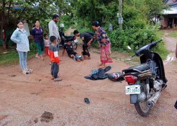 ម៉ែឪឱ្យលុយមករៀនតែមិនខំទេ! បែរប្រមូលគ្នាដេញកាប់ផ្អើលភូមិបង្អួតខ្លួនជាអ្នកខ្លាំង! សាហាវមែន កាប់គ្នាស្ទើររស់ស្ទើរស្លាប់