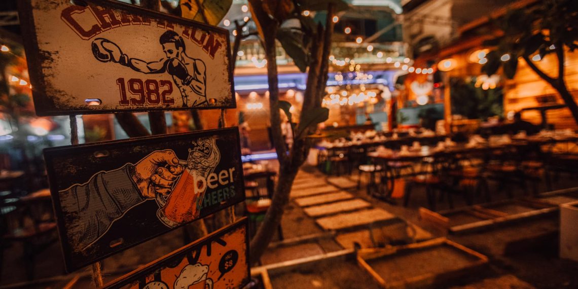 តោះមកស្គាល់កន្លែងអាហារឆ្ងាញ់មានតន្ត្រីកំដរ, មិនថា​SADដល់កម្រិតណាទេ ក៏ធូរអារម្មណ៍ឡើងវិញ “ស័ក្តិរ៉ា-Sakkara Pub”