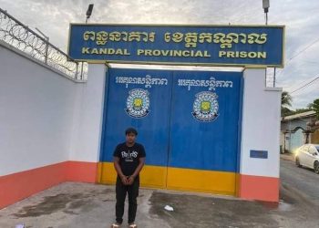 សាហាវព្រៃផ្សៃណាស់! គ្រាន់តែប្រើមិនបានហើយខឹងក្មេងចេះតែតមាត់ទៀត កើតជាគំនុំខឹងយក​ខ្សែ​រឹ​​ត​កស​ម្លា​​ប់ចោលតែម្តង