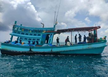 អាជ្ញាធររកឃើញបុរសម្នាក់នៅរស់និងសពនារីម្នាក់ទៀតអណ្តែត ក្រោយទូកលិកលើផ្ទៃសមុទ្រចំណុចនៅចន្លោះពយសារឿងនិងកោះតាង