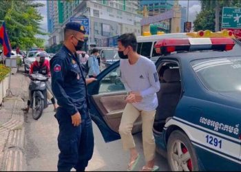 ចាប់ខ្លួនប្រធានផ្នែកត្រួតពិនិត្យធនាគារម្នាក់បញ្ជូនទៅតុលាការរឿងស៊ីដាច់ប្រាក់ជាង៦០ម៉ឺនដុល្លារ