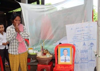 បុរសម្នាក់ចុ-កពោះឲ្យកូននិងក្រុមគ្រួសារជូនទៅឱ្យពេទ្យដើម្បីព្យាបា-លលោកគ្រូពេទ្យចា-ក់ថ្នាំ១ម្ជុរប្រកា-ច់ស្លា-ប់ភ្លា-មៗ