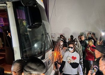 កំពុងតែឡើងសប្បាយផង មករំខានដល់ហើយពូពូប៉ូលីសនេះ! ហើយក៏សូមដឹក កឺកឺ ម៉ីម៉ី មកហោះហើរបន្តនៅស្នងការប៉ូលីសក្រុងបន្តវិញម្តង (ចុចមើលបន្ត)