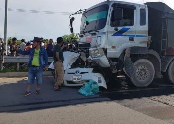 រន្ធត់ណាស់បុរស៣នាក់គៀបជាប់ក្នុងរថយន្តស្លាប់ភ្លាមៗ បន្ទាប់ពីត្រូវ រថយន្តដឹកគ្រួសបេីកបុកអូរជាប់រថយន្ត (មានវិឌីអូ)