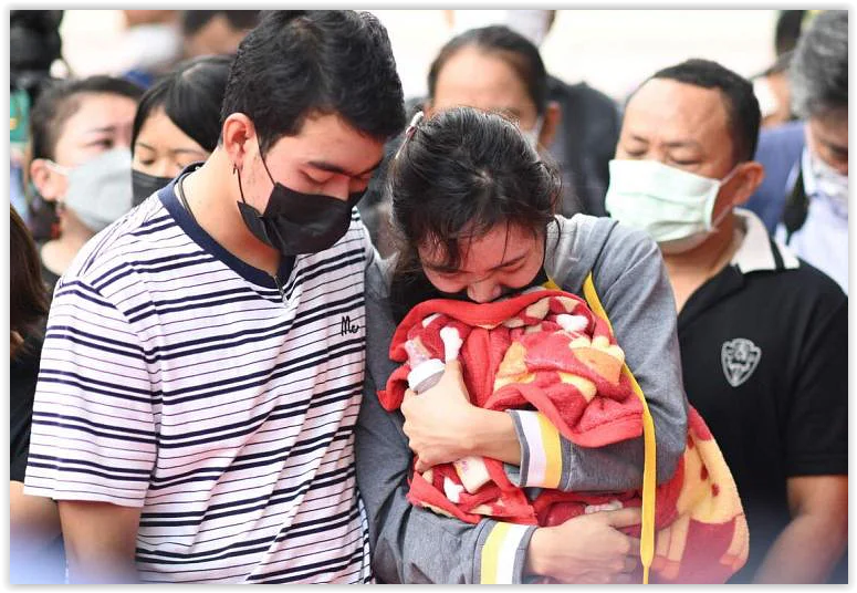 រំជួលពេញប្រទេសថៃ ឃាតកម្មចូលបាញ់ក្មេងតូចៗក្នុងសាលាហើយទៅសម្លាប់ប្រពន្ធកូនខ្លួនឯងបន្ថែមទៀត, មកដល់ពេលនេះអ្នកស្លាប់ដល់៣៨នាក់