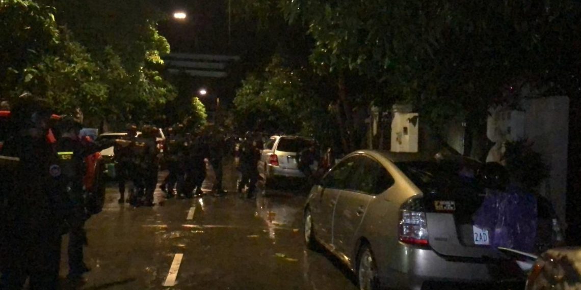 ឱក្រិដ្ឋជនបើករថយន្តបំបុកសមត្ថកិច្ចដើម្បីរត់គេចខ្លួននៅពេលចុះបង្ក្រាបករណីបង្ខាំងមនុស្សដោយខុសច្បាប់និងជំរិតទារប្រាក់ឈានដល់រហូតផ្ទុះអាវុធដាក់គ្នា (មានវិឌីអូ)