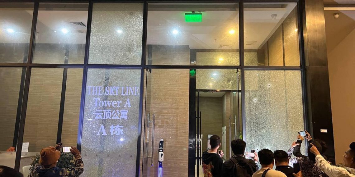 ខ្មាន់កាំភ្លើងមួយក្រុមជិះរថយន្តទំនើប បាញ់រះ The Sky Line Tower ផ្អើលទាំងកណ្តាលយប់