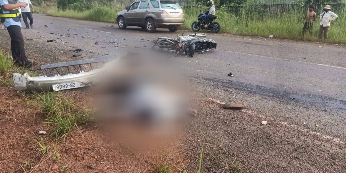 មនុស្សពីរនាក់ស្លាប់និងម្នាក់រងរបួសធ្ងន់ខ្វះការប្រុងប្រយ័ត្នវ៉ាររថយន្តហើយជ្រុលបុកជាមួយរថយន្តទៀត