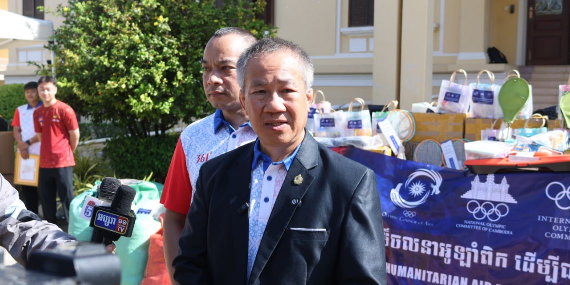 ឯកឧត្តម វ៉ាត់ ចំរើន នាំយកជំនួយមនុស្សធម៌ជូនក្រសួងអប់រំដើម្បីឱ្យជួយកុមារភៀសសឹកកុំបន្តភាពភ័យព្រួយ ឬ ជួយសម្រួលអារម្មណ៍ឈឺចាប់