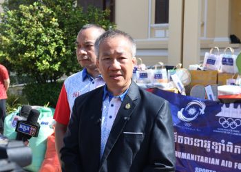 ឯកឧត្តម វ៉ាត់ ចំរើន នាំយកជំនួយមនុស្សធម៌ជូនក្រសួងអប់រំដើម្បីឱ្យជួយកុមារភៀសសឹកកុំបន្តភាពភ័យព្រួយ ឬ ជួយសម្រួលអារម្មណ៍ឈឺចាប់